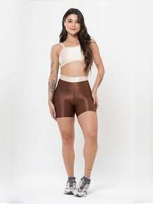 Shiny Ribbed Gym Set Duo – Open Back Top + Comfortable Shorts - Brown / Off White - View 2
