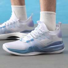 XTEP Zapatillas de baloncesto para hombre, zapatillas de entrenamiento prácticas, zapatillas de running 978219120026 - Nuevo blanco/morado taro/azul de Carolina del Norte - Ver 1