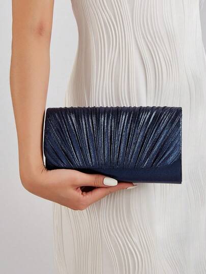 REMANLAND 轻盈奢华的褶皱金属质感PU手拿包，以精致的放射状褶皱、闪亮的金属光泽和经典的信封造型为亮点。是鸡尾酒会、社交晚宴和庆祝活动的时尚伴侣，散发着精致优雅的气息。