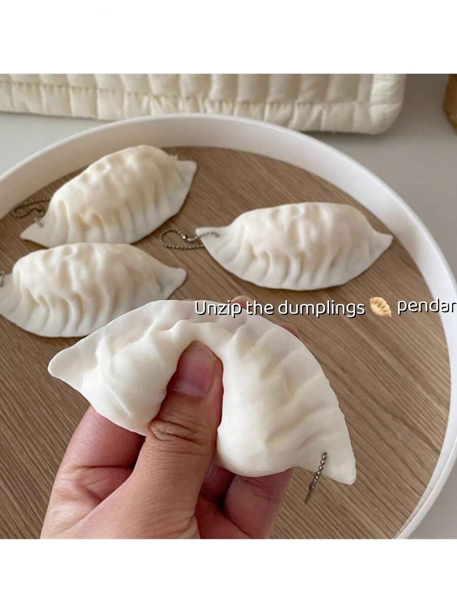 創意仿真水餃，柔軟可捏，音樂釋放，紓壓玩具，道具，趣味禮物，掛飾，吊飾，仿真水餃，紓壓工具，快速回彈水餃吊飾，療癒且個性化捏捏，趣味鑰匙圈吊飾，柔軟水餃，柔軟捏捏玩具，指尖捏捏玩具，柔軟紓壓玩具，青少年紓壓玩具首選