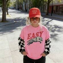 Easy Tiger Shirt Retro Boho Tee Unisex Aesthetic Shirt Graphic Tee Y2k Woman Teen Girls Tee Crew Neck Cool Summer Shirt Short Sleeve Top,Animal Fruite Pet Pattern, Women Graphic-Shirt, Fashion 2026,Gifts, Women's Clothing, Cartoon And Letter Printing, Comfortable Cotton Material, Skin Friendly, Soft And Cool, Spring Summer Women's-Shirt Clothing - 粉色 - 查看 1
