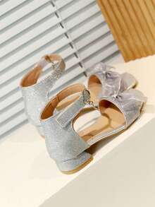 1 Pair Girls' Silver Wedge Sandals, Shiny Soft Luxurious PU Material, One-Strap Metal Buckle Design, Round Toe Open Toe, Lightweight Cushioned Thick Bottom, Fashionable Princess Style Casual Sandals Suitable For Daily Wear And Gatherings - Silver - View 3