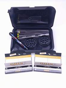 一套高品质吸烟配件套装，是送给吸烟者的完美礼物，包含：1个收纳托盘、1个研磨器、1包110毫米卷烟纸（32张卷烟纸+32个滤嘴）、8个锥形预卷烟纸、1个印花烟斗、1个烟草勺。吸烟用品齐全，便携式吸烟工具，是送给家人、朋友、节日、圣诞节、万圣节、情人节、父亲节、生日、派对的绝佳礼物。 - 彩色 - 查看 4