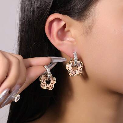 时尚五花耳环一对，适合女性佩戴