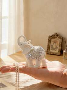 这款饰有闪亮水钻的奢华树脂大象雕塑，优雅的白色大象摆件，适合现代家居装饰，完美点缀客厅茶几、卧室床头柜、办公桌和玄关边桌，精致的桌面摆件，可提升波西米亚风、极简主义或奢华风格的室内设计，也是理想的乔迁礼物和婚礼中心装饰品。 - 彩色 - 查看 3