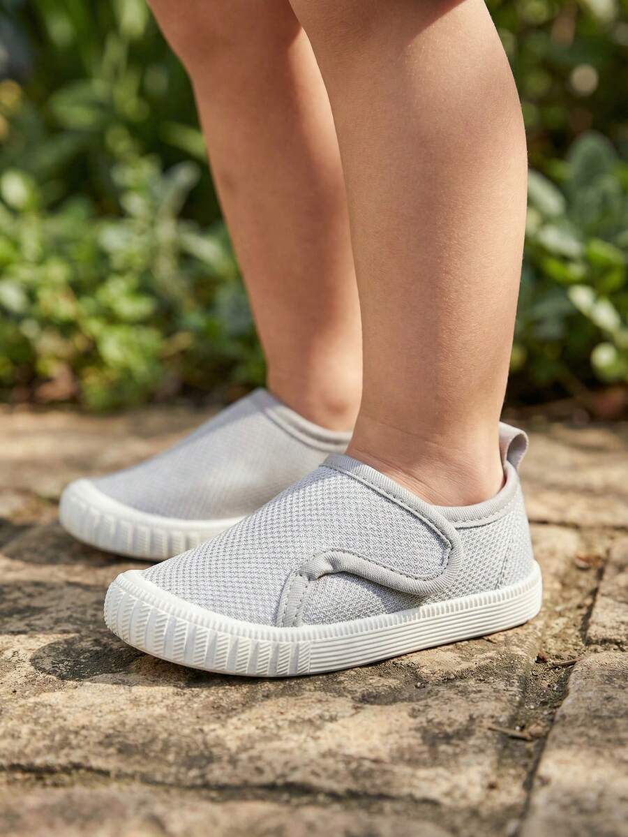 1 双幼儿儿童纯色浅灰色网眼透气轻便易穿脱圆头低帮套脚平底休闲运动鞋，适合春夏日常穿着 - 淺灰色 - 查看 1