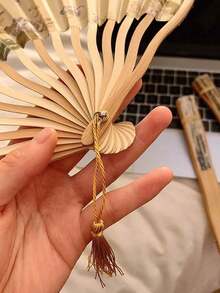 Folding Bamboo Fan For Girls With Tassel & Flowers, Chinese Traditional Costume Dance Prop Vintage,Girls' Bamboo Folding China-Chic Small Fan Tassel Flower Props Costume Ancient Costumedance Bamboo Fan,Elegant, Comfortable And Gorgeous Style,Photography Props Can Be Carried And Folded With You In Summer,For Weddings,Gift,Wedding Parties,For Parties, Proms, Outings - A - 查看 3