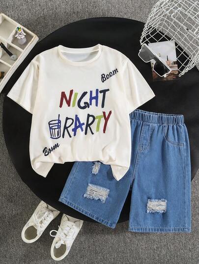 Bộ 2 món dành cho bé trai tuổi teen, gồm áo thun trắng in chữ graffiti tiếng Anh dễ thương và quần short denim màu xanh nhạt rách họa tiết ria mèo, thoải mái và thời trang.