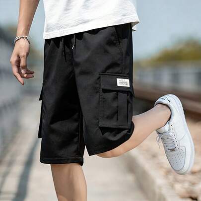 Quần short ống rộng màu đen dáng suông với túi lớn, thiết kế tiện dụng, phong cách tối giản, món đồ thời trang mùa hè thiết yếu dành cho nam giới.