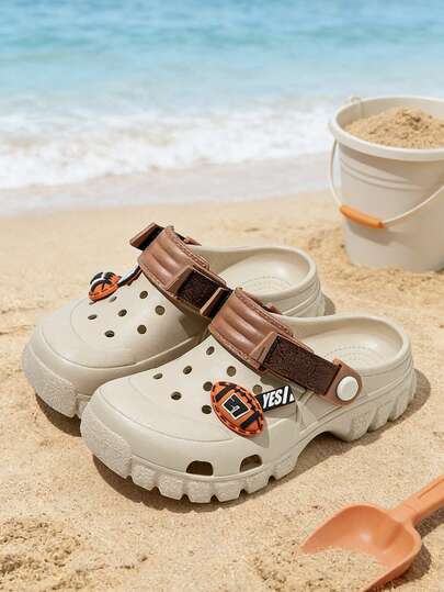 Một đôi dép bít mũi thể thao mùa hè mới dành cho bé trai, thoáng khí và nhẹ, thích hợp đi biển, dã ngoại và lội nước.