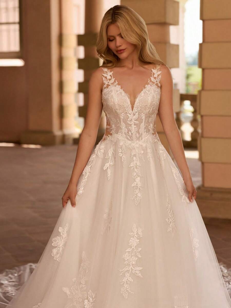 Enchanting Spaghetti Strap Open Back Lace Tulle A-Line Wedding Dress With Lace Train, Wedding Dresses For Bride, Elegant And Comfortable, Includes Plus Sizes, Bridal Gown, Formal Dresses For Women, Suitable For Wedding, Party, After-Party Dress, Cocktail Party, Bride, Formal Occasions, Dinner Dress, Prom Dress, Birthday Party, Celebration, Gala, Festival, Ceremony, Graduation, Homecoming Dress, Vacation, White - 白色 - 查看 1