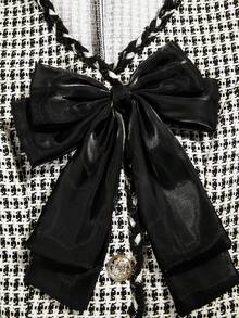 abyoxi 女士黑白千鸟格蝴蝶结装饰V领单排扣长袖外套上衣搭配A字百褶裙，黑色编织饰边粗花呢两件套，复古优雅，魅力性感，适合办公室通勤、日常外出、新年派对、浪漫情人节约会以及秋冬时尚场合。 - 黑色 - 查看 9