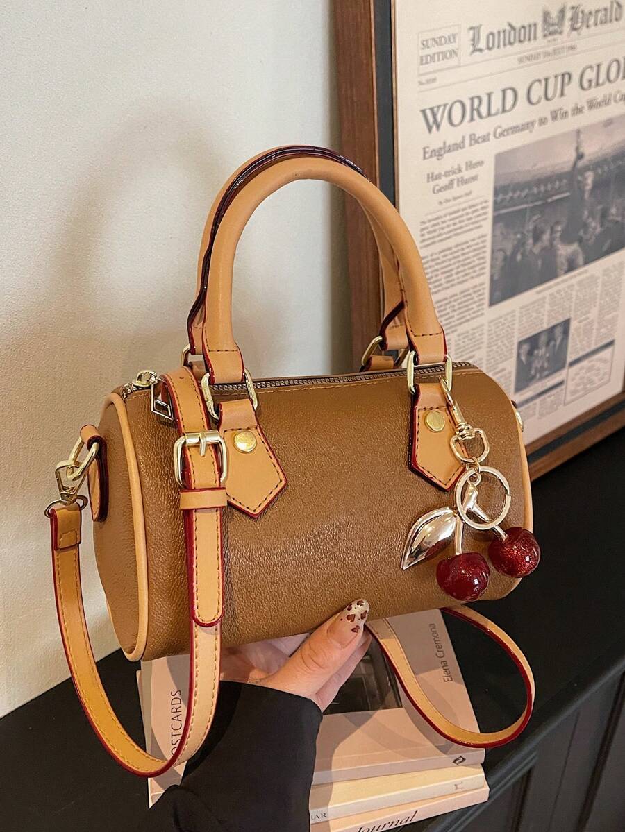 2026 经典迷你波士顿斜挎包，复古 PU 皮革水桶包，配樱桃吊坠，女士耐用轻便手提包，配有可调节肩带，小巧设计，完美收纳手机、钱包、化妆品，适合工作通勤、旅行、购物、约会，永恒的撞色设计，是送给时尚爱好者、生日、情人节、母亲节的理想礼物。