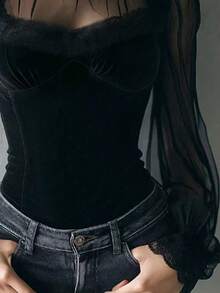 一件纯色针织蕾丝拼接透视荷叶边下摆女士黑色长袖衬衫，优雅蕾丝饰边时尚女士度假装，透视袖修身露脐上衣，适合海滩、夜间外出、度假、上学、日常穿着，春季、夏季、秋季皆宜。 - 黑色 - 查看 6