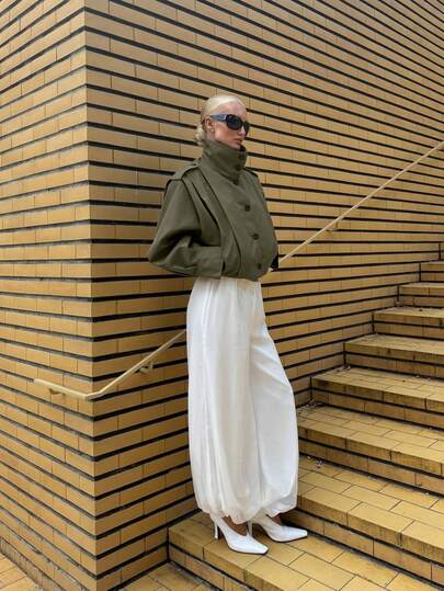 Áo khoác ngắn nữ có túi và nút, thích hợp mặc vào mùa xuân và mùa thu. Áo khoác gió ngắn nữ kiểu dáng thường ngày mới cho mùa thu.