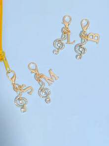 1pc Fashionable Elegant Lobster Clasp Rhinestone Music Note & Letter Shaped Keychain Pendant, Hollow Design With Embedded Rhinestones, Suitable For DIY Shoe Charms, Key Chains, Gift Packaging And Birthday/Holiday Gifts - Gold - View 3