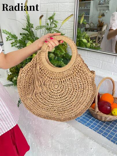 Chiếc túi đan móc thủ công hình tròn, ba chiều này có điểm nhấn là tua rua, là một chiếc túi xách nữ đa năng màu trơn, thời trang và tiện dụng cho các chuyến đi nghỉ mát. Túi có khóa kéo và có thể đựng ô dù, chai nước, quần áo chống nắng, v.v., rất phù hợp cho bãi biển, dã ngoại, mua sắm và sử dụng hàng ngày.