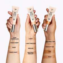 IT Cosmetics CC+ 焕彩轻盈粉底液 + SPF40 焕彩精华，#Tan（中性暖色调），32毫升/1.08盎司 | 适合干性、混合性、中性肌肤 | 中等遮瑕 | 显著提亮肤色 | 平滑肌肤纹理 | 减少暗沉和粗大毛孔 | 即刻为肌肤补充水分，令肌肤饱满水润 - Tan - 32ml - 查看 4