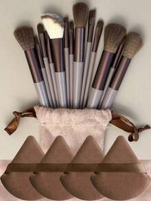 Bộ cọ trang điểm 17 món màu nâu, bao gồm 13 cọ trang điểm mềm mại và bông xốp, 4 cọ tán phấn hình tam giác, 1 cọ đánh phấn mắt vùng mũi, 1 cọ che khuyết điểm, 1 cọ highlight, 1 cọ tán màu và 1 cọ tạo khối. - Nhiều màu - Xem 9