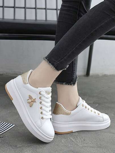 zapatos casuales antideslizantes cómodos de color sólido para hombres y mujeres, zapatillas de deporte para parejas Novedades Zapatillas Casuales de Suela Gruesa para Mujeres y Adolescentes: Blancas con Detalles Dorados y Adorno de Abeja, Cómodas, Livianas y Elegantes – Estilo Versátil y Urbano, Ideal para Uso Diario