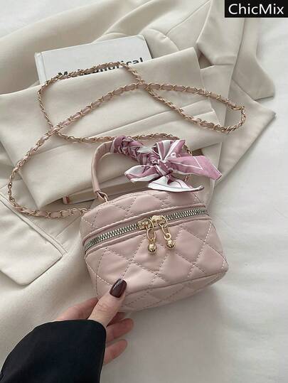 时尚新款纯色精致双拉链迷你手提包，优雅百搭的菱格纹绗缝丝巾装饰链条女士斜挎包，适合购物、装钱包、年轻女性、大学生、职场新人及白领人士。非常适合办公室、大学、工作、商务、通勤、户外活动、旅行和郊游等场合。