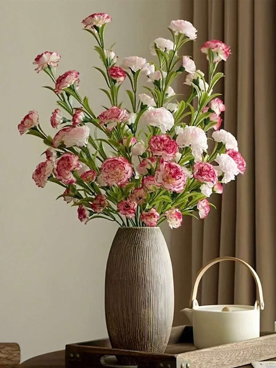 一束15朵仿真康乃馨，优雅长茎，栩栩如生，无需养护，适合母亲节、婚礼、生日、情人节等场合，经久耐用，可作桌面装饰，春夏两季适用于各种房间。可爱生动的仿真花，适合婚礼、客厅中心装饰。