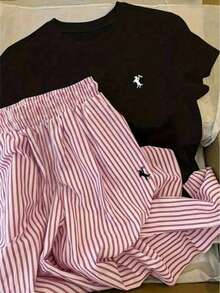 Camiseta negra + pantalón rosa
