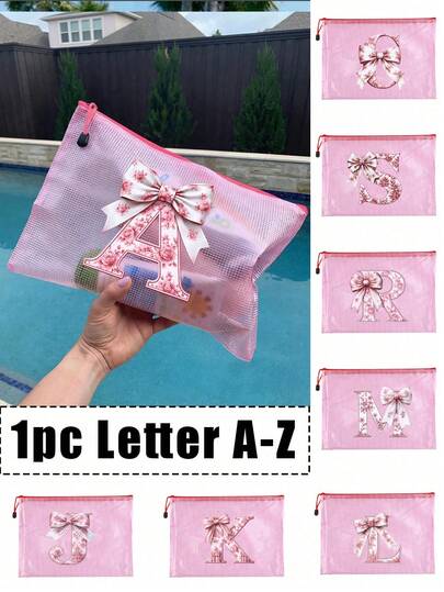 防水时尚沙滩包，饰有粉色蝴蝶结、花卉图案和字母A-Z。大容量透明化妆包，尼龙拉链设计，轻便耐用，适合春夏收纳，是游泳、海滩、潜水、暑假、返校的理想之选。轻便防晒收纳包，适合送给朋友、家人、女朋友、同学。也是生日、节日、派对、婚礼（伴娘）、母亲节、教师节的完美礼物和纪念品。