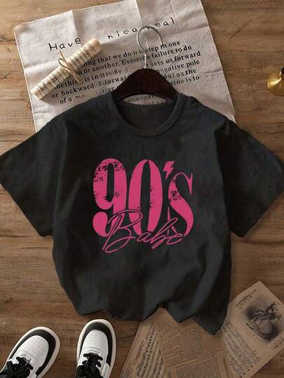 大码女式日常T恤，顶部醒目的“90年代”字样采用做旧粉色粗体字母，春夏秋季T恤，情人节/返校季必备。