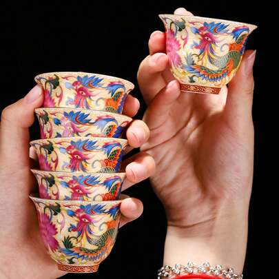 一套陶瓷功夫茶具，珐琅彩绘茶杯，适合家庭聚会和朋友聚会。高档包装，是理想的礼品之选。可用于盛装咖啡、茶和其他饮品。容量：70毫升/2.37盎司。