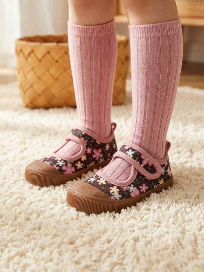 1 par de zapatillas ligeras de lona con estampado floral y puntera redonda, de suela plana y cierre de gancho y bucle, para niñas pequeñas, para uso diario en primavera