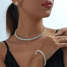 一套简约优雅的镶钻项链、耳环和手链三件套首饰，适合女士婚礼、派对和日常佩戴，是理想的开斋节礼物。 - 銀色單排三件套 - 查看 7