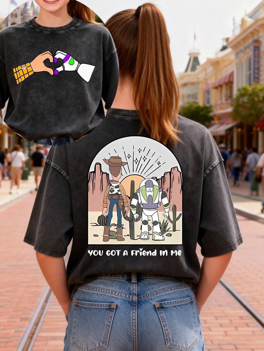 This Disney Women's T-Shirt Is Printed With Creative Toy Story Letters And Cartoons On Both Sides. This Is A Vintage Washed Cotton T-Shirt With Round Neck In Spring And Summer Style, Made Of Soft And Comfortable Cotton Fabric, Suitable For Daily Wear, Shopping, Travel And Leisure Occasions. It Is Also A Good Gift, A Summer T-Shirt And A Holiday Gift. - 黑色 - 查看 1