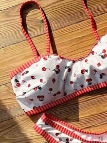 樱桃印花吊带比基尼，休闲优雅泳装，红白格纹饰边搭配可爱樱桃印花，吊带低腰V型泳裤，弹力面料贴合身形，充满活力又略带性感，是海滩、度假、派对的必备单品。 - 彩色 - 查看 5