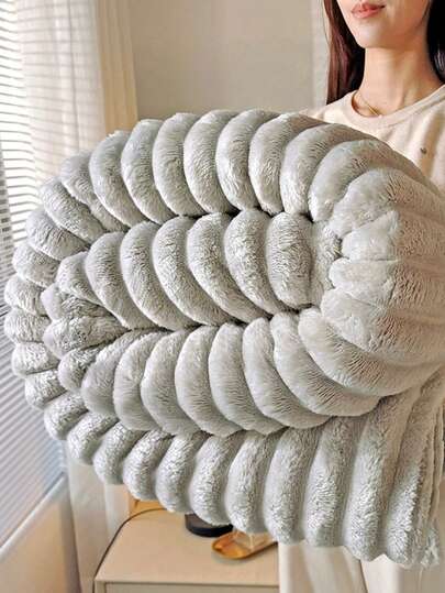 1件纯色加厚提花法兰绒双面条纹毯披肩，适用于卧室、沙发、户外旅行，极其柔软，可作为礼物赠送亲友，四季皆宜。