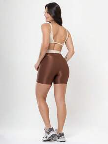 Shiny Ribbed Gym Set Duo – Open Back Top + Comfortable Shorts - Brown / Off White - View 5