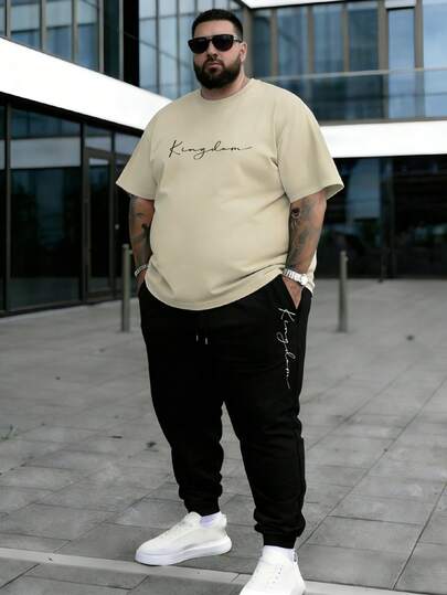2件套加大码男士时尚简约英文印花休闲短袖T恤和裤子套装，适合街头服饰、户外运动和日常穿着。