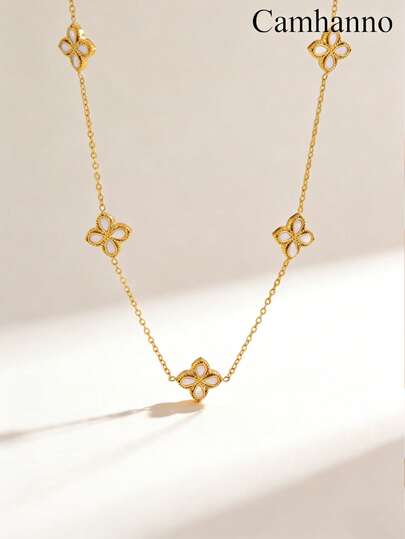 Camhanno 这款别致优雅的不锈钢项链，适合温馨约会、热闹派对、日常通勤，也是一份贴心的开斋节礼物。项链表面光滑，兼具耐用性和优雅美感。抛光金属表面和精致的装饰细节，例如间隔分布的花朵图案和白色点缀，增添了一丝俏皮又不失精致的气息，使其成为从休闲外出到正式场合的百搭配饰。