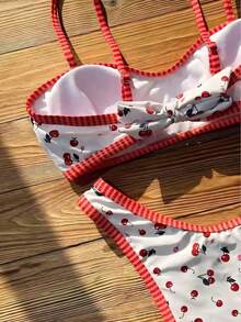 樱桃印花吊带比基尼，休闲优雅泳装，红白格纹饰边搭配可爱樱桃印花，吊带低腰V型泳裤，弹力面料贴合身形，充满活力又略带性感，是海滩、度假、派对的必备单品。 - 彩色 - 查看 7