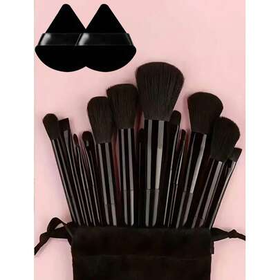 Bộ cọ trang điểm 15 món, bao gồm 2 bông mút trang điểm hình tam giác màu đen, mềm mại và thân thiện với da, cùng 13 cọ trang điểm khác dùng cho phấn má hồng, son môi dạng lỏng, chì kẻ lông mày, son bóng, kem che khuyết điểm, phấn mắt, phấn bắt sáng, tạo khối, kem nền, kem lót, mỹ phẩm thương hiệu, phấn phủ dạng bột, tạo khối, làm sáng da, xịt khoáng, phấn mắt, phấn má hồng, trang điểm kiểu Hàn Quốc, quà tặng cho bé gái, quà tặng cho phụ nữ, bộ quà tặng.