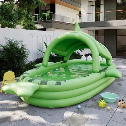 Una gran piscina inflable con temática de tiburones, adecuada para entretenimiento familiar - Hecha de material de cloruro de polivinilo, fácil de almacenar, muy adecuada para fiestas al aire libre, juegos acuáticos de verano y actividades en el patio trasero. La apariencia es verde.