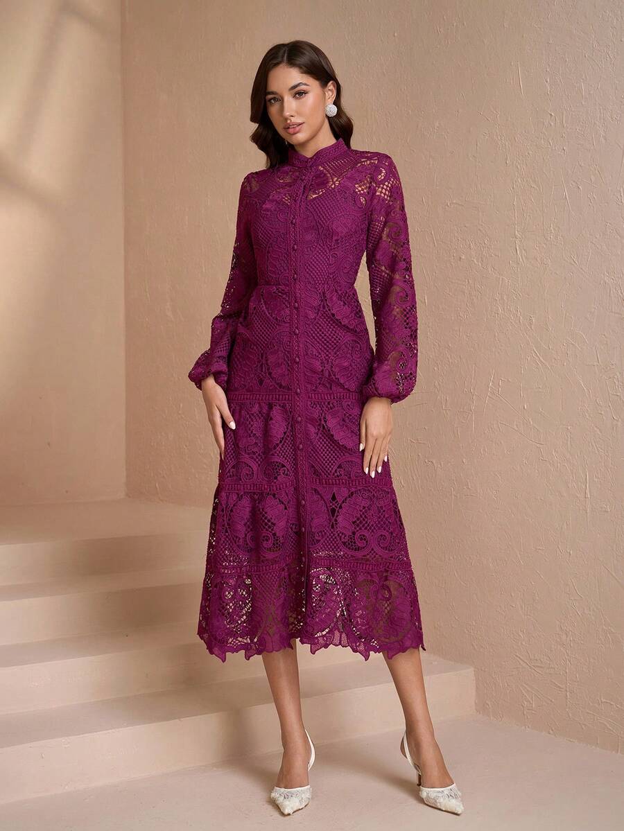 Đầm dài tay dáng chữ A cổ đứng thanh lịch, cài cúc kín đáo phía trước, tạo vẻ ngoài sang trọng tôn dáng cho phái nữ mùa xuân. - Màu đỏ tím - Xem 1