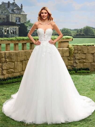 梦幻纯白无肩带婚纱，3D立体花卉刺绣薄纱拖尾礼服，薄纱公主裙，适合婚礼仪式、教堂婚礼