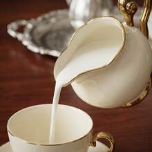 1个陶瓷奶罐 - 优雅的金色镶边设计，经久耐用且耐热，大容量，高档家用盛器，完美适用于各种家庭使用场景：餐桌、下午茶、早餐，可盛放牛奶、奶油或酱汁。 - 彩色 - 查看 2