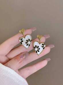 一对心形黑白渐变印花油滴耳环，适合女性日常佩戴和商务场合。 - 黑與白 - 查看 5