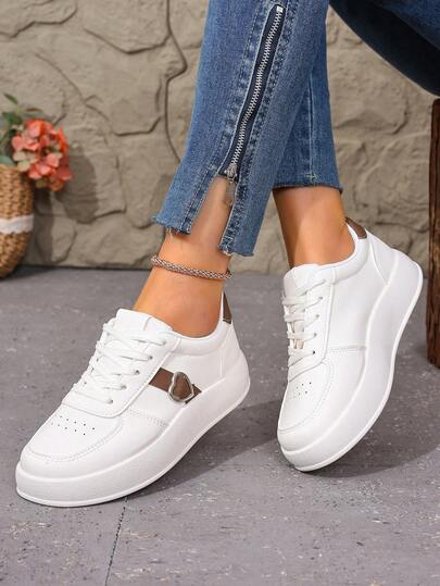 Giày thể thao nữ đế dày, trang trí khóa hình trái tim, mẫu mới đa năng mùa xuân/thu, giày bệt chống trơn trượt màu trắng casual dành cho học sinh.