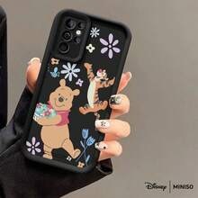 Miniso Disney Winnie The Pooh & Tigger Floral Phone Case Suitable For Samsung Galaxy S25 Ultra/S25 Plus/S25/Galaxy S24 Ultra/S24 Plus/S24/S24 FE/S23 Ultra/S23 FE/S22Ultra/S22 Plus/S22/S21 Ultra/S21 Plus/S21/S21 FE/A13/A14/A15/A16/A17/A33/A34/A35/A36/A52/A53/A54/Galaxy Note20Ultra/Galaxy Note20 Galaxy S25 Case Galaxy S25 Case Galaxy S25 Ultra Case Plus Stocking Stuffers The Girlfriend - 酒紅色 - 查看 3