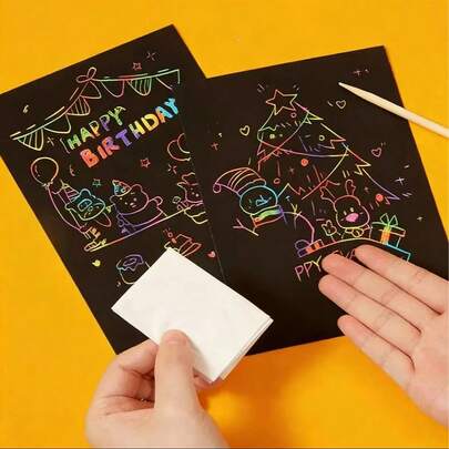 60 piezas Juego de arte de rascado de papel de colores del arcoíris (incluye bolígrafo de bambú + plantilla + pincel), adecuado para fiestas de vacaciones, papel de arte de rascado mágico, sin bolígrafo ni tinta, sin desorden, kit de arte de papel DIY. Recuerdos de fiesta, adecuado para niños y niñas, regalos de fiesta de cumpleaños, regalos de vacaciones, arte de papel de rascado decorativo.
