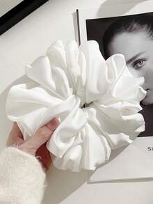 1pc White Faux Silk Large Fluffy High Elasticity Soft Smooth Texture Fashionable Casual Comfortable Wear All-Match Women's Hair Scrunchie With A Of Luxury Scrunchies Hair Ties Scrunchy Hair Ties Ponytail Accessories Elastic Band - 淺灰色 - 查看 3