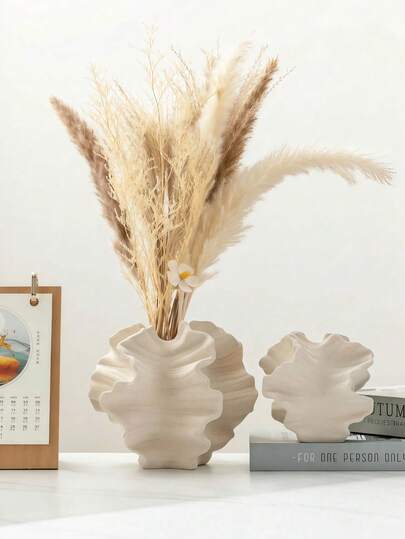 现代北欧风格白色花瓶，饰有精致的漩涡纹，适合家居、办公室或玄关装饰，非常适合插干花和绿植。